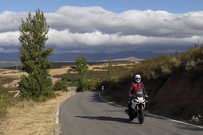 Archivo - Un motorista al inicio de la carretera m130 en Robledillo de la Jara camino de Puebla de la Sierra, a 5 de agosto de 2021, en Madrid (España).
