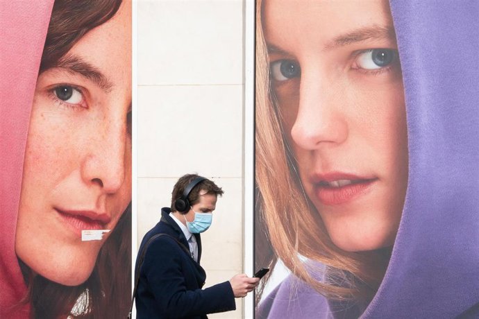 Archivo - Un hombre con mascarilla en Londres, la capital de Reino Unido. 