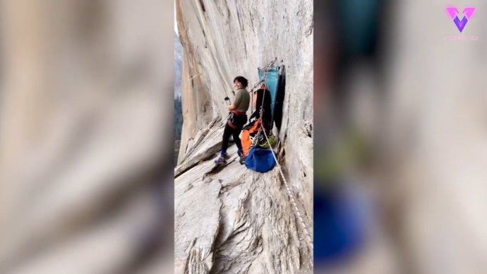 Una aventurera se columpia con una cuerda desde un acantilado del Parque Nacional de Yosemite
