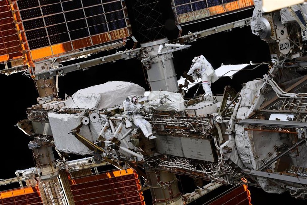 Astronautas en el exterior de la Estación Espacial Internacional