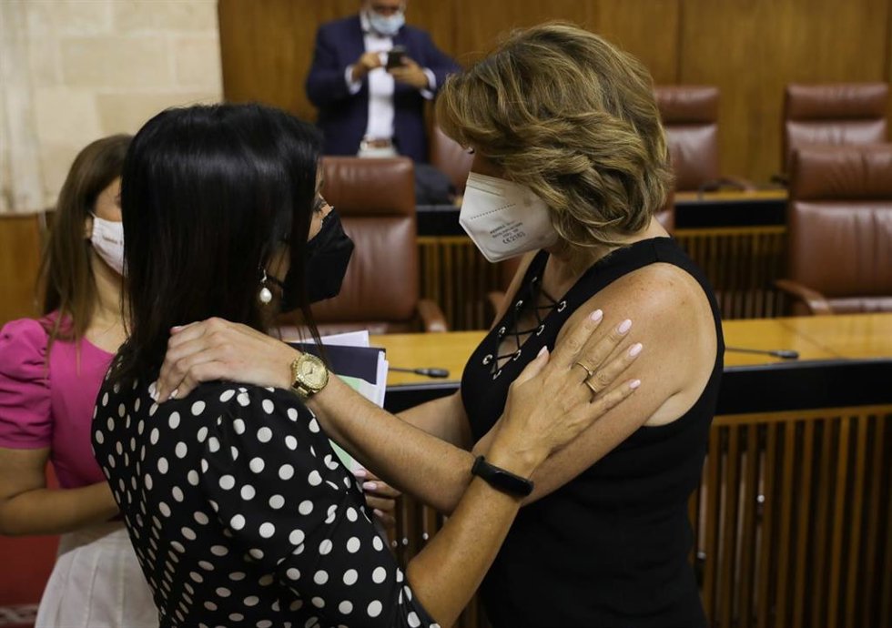 Archivo - Imagen de 21 de julio cuando la presidenta del Parlamento de Andalucía, Marta Bosquet, felicitó a Susana Díaz tras su elección como senadora por designación autonómica.
