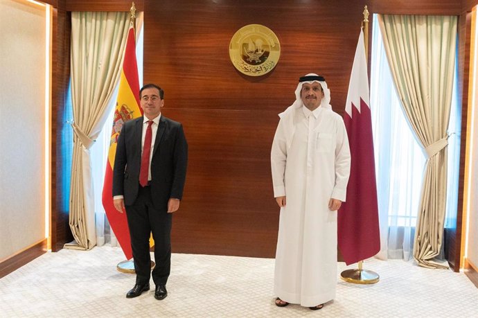 El ministro de Asuntos Exteriores, José Manuel Albares, con su homólogo de Qatar, jeque Mohamed bin Abdulraham al Thani, durante su visita a Doha