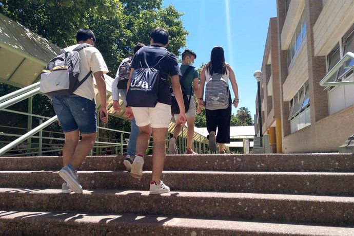 Archivo - Estudiantes en el Campus de Las Lagunillas