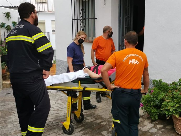 Los voluntarios de Protección de Civil de Mijas y personal sanitario ayudando en las tareas de realojo de las personas de Pujerra más vulnerables que habían sido desalojadas de sus casas por el incendio de Sierra Bermeja