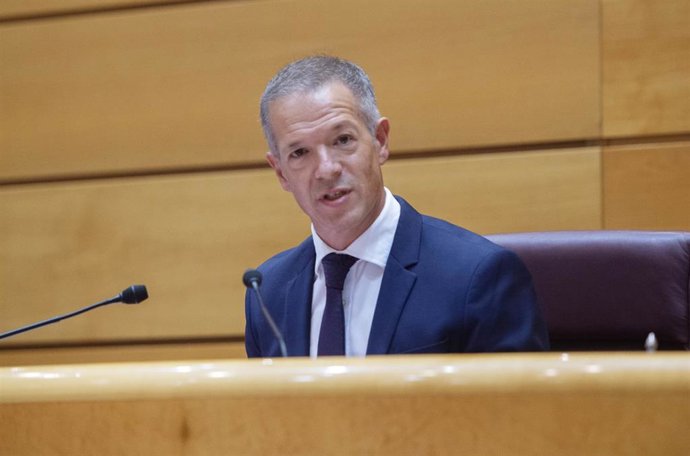 Archivo - Ander Gil, hasta ahora senador del PSOE, pronuncia un discurso tras ser elegido nuevo presidente del Senado