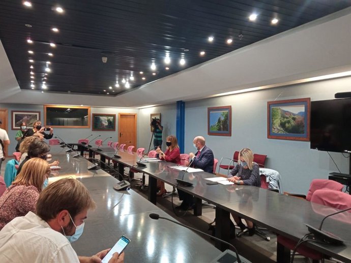 El vicepresidente, Juan Cofiño, se reúne con los grupos parlamentarios de PSOE, IU, Podemos, Ciudadanos y Foro para abordar la segunda convocatoria de ayudas covid