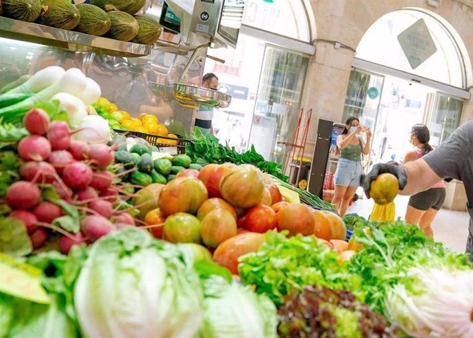 Archivo - Fruta y verdura en el Mercado Central