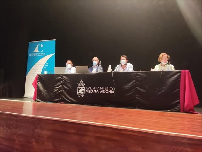 Jorge Rodríguez en la mesa del Consorcio de Aguas de la Zona Gaditana.