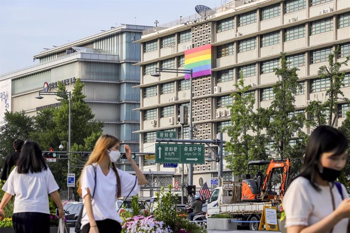 Bandera arcoiris en la fachada de la Embajada de Estados Unidos en Seúl.