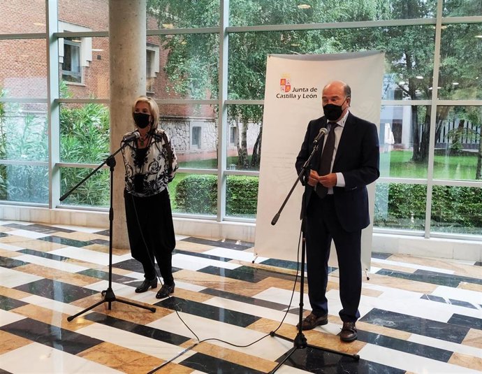 La consejera de Sajnidad, Verónica Casado, con el presidente del Consejo de Colegios de Médicos de Castilla y León, José Luis Díaz Villarig.