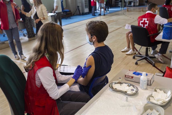 Imagen de recurso de una enfermera inoculando una dosis de la vacuna contra el Covid-19 a un estudiante universitario en el campus de Ciudad Universitaria.