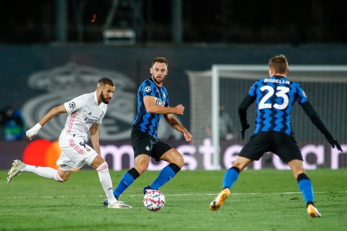Archivo - Karim Benzema ante Brozovic y Barella en el Real Madrid-Inter de la Liga de Campeones 2020-2021