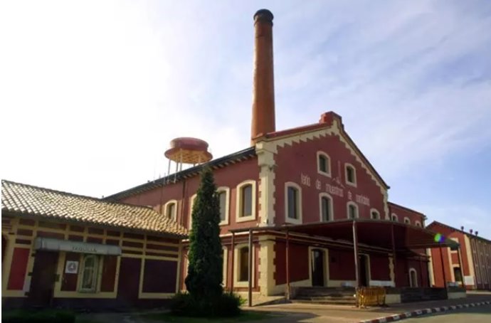 Archivo - Edificio de La Lechera en Torrelavega. Foto de archivo