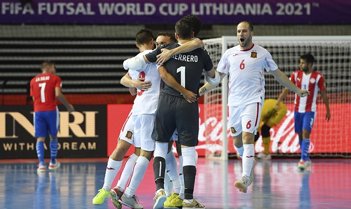 Los jugadores de la selección española de fútbol sala celebran uno de sus goles de la victoria ante Paraguay en el Mundial de Lituania 2021