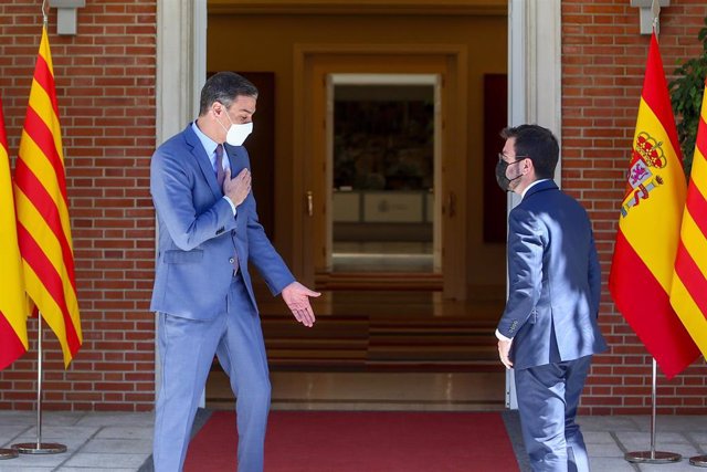 Archivo - El presidente del Gobierno, Pedro Sánchez (i), recibe en el Palacio de la Moncloa al president de la Generalitat de Catalunya, Pere Aragonès, a 29 de junio de 2021, en Madrid (España)