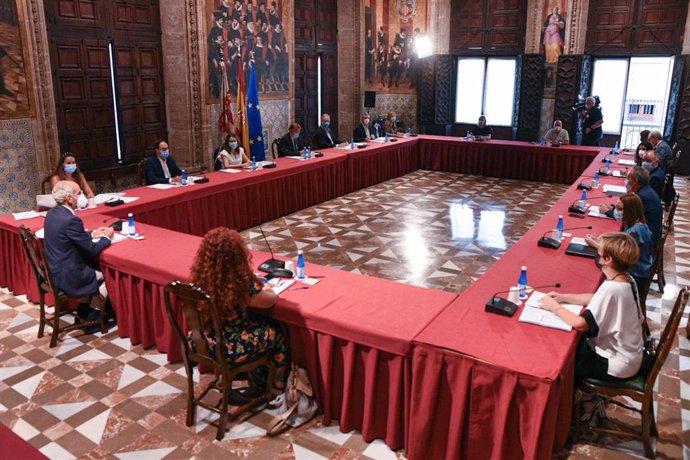 Vista general de la reunión de la Mesa del Diálogo Social entre la Generalitat Valenciana y los agentes sociales, a