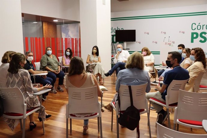 Reunión del Grupo Motor de Educación del PSOE de Córdoba, con la asistencia de Noemí Cruz.