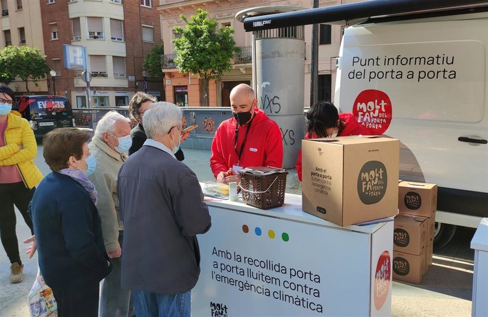 Archivo - Punto informativo del sistema de recogida de residuos 'puerta a puerta' en el barrio de Sant Andreu de Barcelona