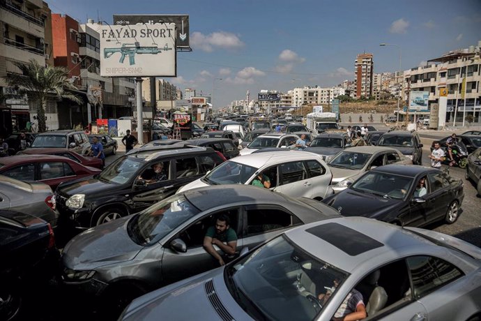 Archivo - Vehículos hacen cola frente a una gasolinera en Beirut mientras soldados del Ejército supervisan la entrada para frenar el acaparamiento de combustible
