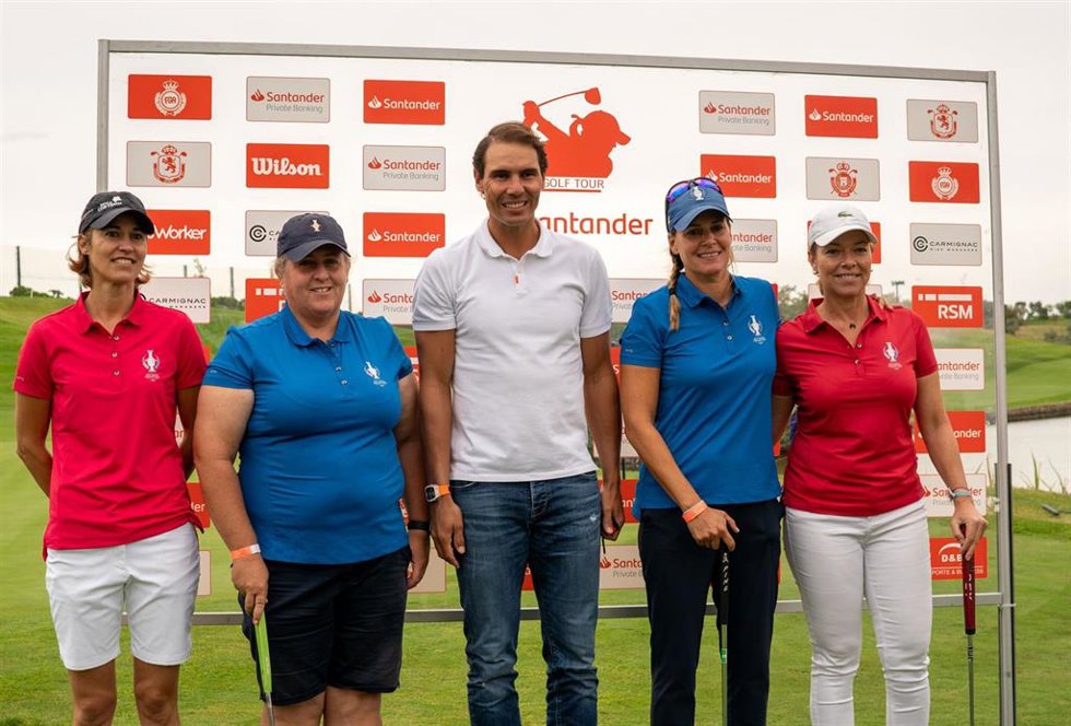 Rafa Nadal posa junto a Tania Elósegui, Raquel Carriedo, Paula Martí y Ana Belén Sánchez