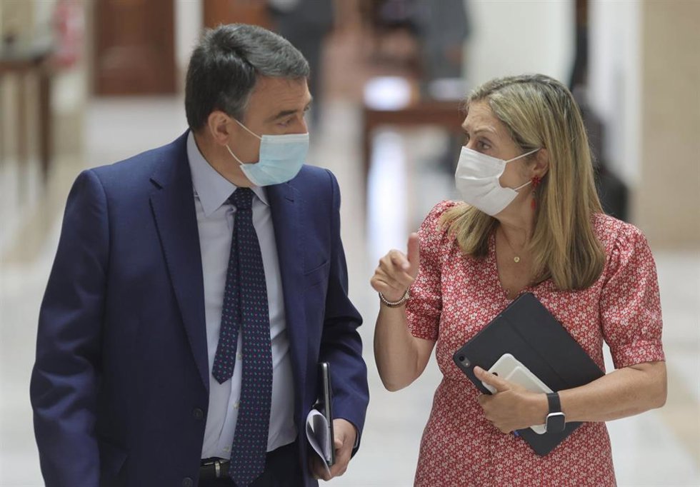 El portavoz del PNV en el Congreso de los Diputados, Aitor Esteban, y la vicesecretaria de Política Social del Partido Popular, Ana Pastor se dirigen a una Junta de Portavoces en el Congreso 