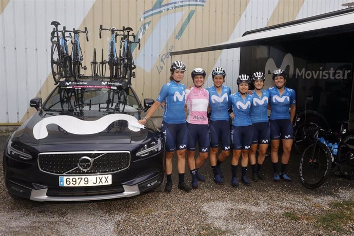 Leilah Thomas con el maillot rosa de ganadora del Tour de l'Ardeche junto al resto de compañeras del Movistar Team