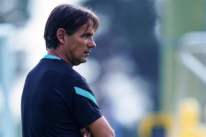 El entrenador del Inter de Milán, Simone Inzaghi, observa un entrenamiento en Appiano Gentile
