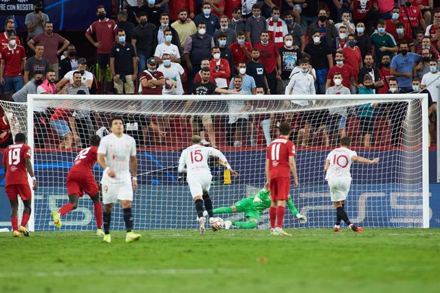 Ivan Rakitic anota el gol del Sevilla ante el Salzburgo