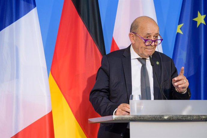 10 September 2021, Thuringia, Weimar: French Foreign Minister Jean-Yves Le Drian speaks during a press conference at Bauhaus University Weimar at an event held to mark the 30th anniversary of the Weimar Triangle. Photo: Jens Schlueter/POOL-AFP/dpa