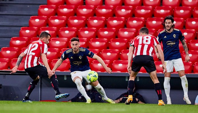 Archivo - Kike Barja of Club Atletico Osasuna during the Spanish league, La Liga Santander, football match played between Athletic Club and CA Osasuna at San Mames stadium on May 08, 2021 in Bilbao, Spain.