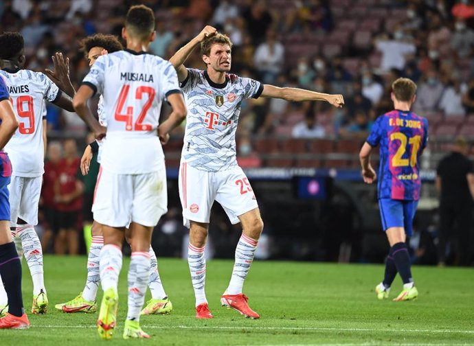 14 September 2021, Spain, Barcelona: Munich's Thomas Mueller (R) celebrates scoring his side's first goal with teammates during the UEFA Champions League group E soccer match between FC Barcelona and Bayern Munich at Camp Nou Stadium. Photo: Sven Hoppe/
