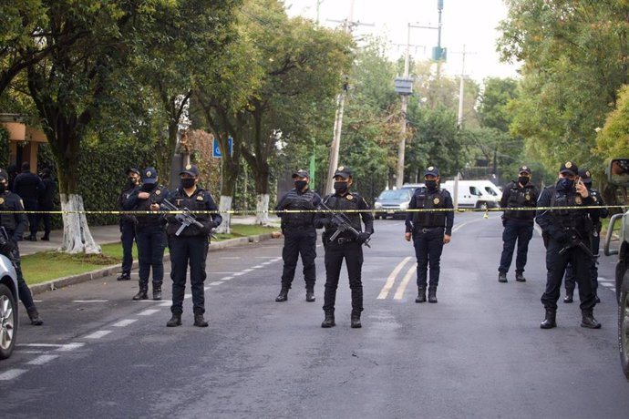 Archivo - 26 June 2020, Mexico, Mexico City: Policemen guard at the scene after a large gunfight broke on Friday targeted the city's security chief and killed several other people. police chief of Mexico City was injured in the attack. Photo: -/El Unive