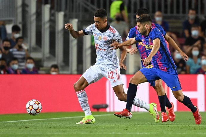 Jordi Alba persigue a Musiala en un lance del FC Barcelona-Bayern Múnich de la Liga de Campeones 2021-2022