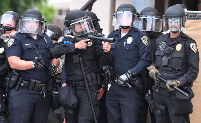 Archivo - 01 June 2020, US, Riverside: Riverside law enforcement officers prepare to clash with protesters during a protest following the violent death of the African-American George Floyd by a white policeman in Minneapolis. Photo: Will Lester/Orange C