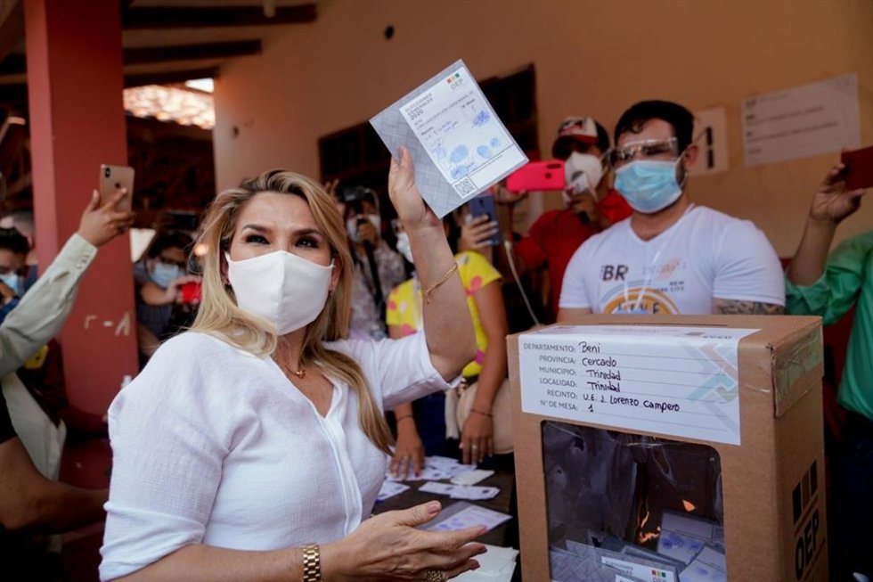 Archivo - La expresidenta interina de Bolivia, Jeanine Áñez, antes de emitir su voto en las elecciones generales --presidenciales y legislativas-- del 18 de octubre de 2020