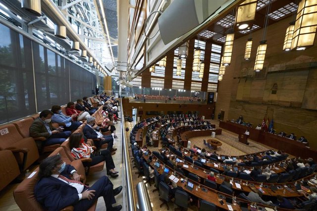 Archivo - La presidenta en funciones de la Comunidad de Madrid, Isabel Díaz Ayuso, interviene en la segunda sesión del pleno de su investidura en la Asamblea de Madrid, a 18 de junio de 2021, en Madrid (España). Los grupos parlamentarios de la oposición (