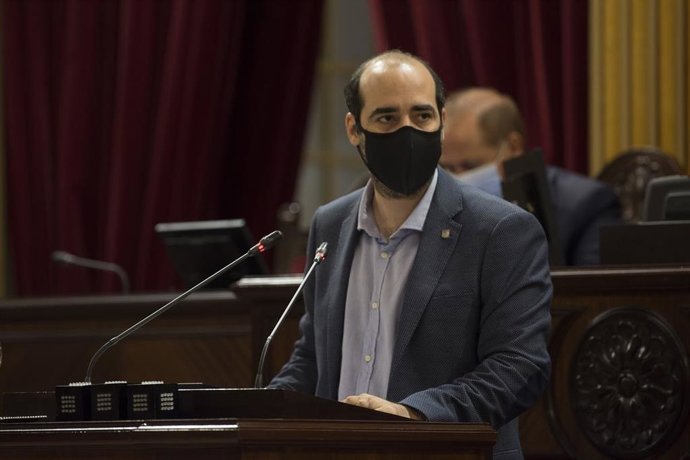 El portavoz de Unidas Podemos en el Parlament balear, Alejandro López, en el Debate de Política General.