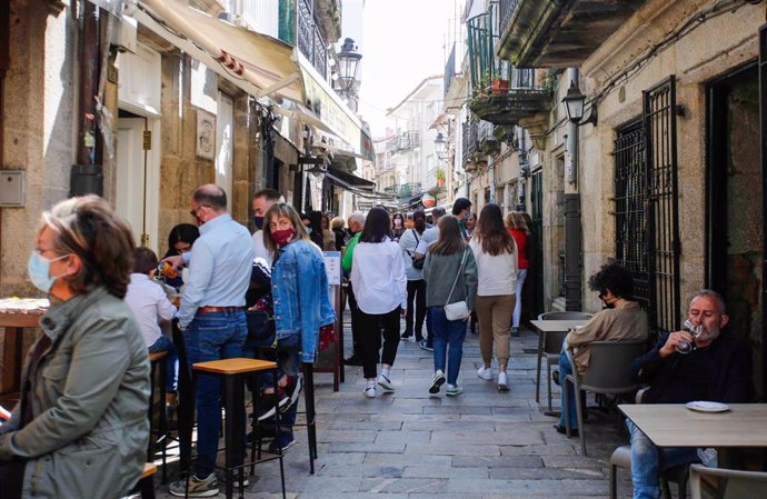 Archivo - Varias personas en una calle de terrazas de Baiona, en Vigo, Pontevedra, Galicia (España), a 28 de marzo de 2021. El subcomité clínico mantiene el nivel alto de restricciones en el concello de Baiona, lo que conlleva que la hostelería solo pue