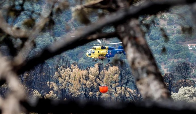 Helicóptero contra incendio en la zonas quemadas por el incendio de Sierra Bermeja, en el área de Puerto de Peñas Blancas a 14 de septiembre 2021 en Estepona (Málaga) Andalucía