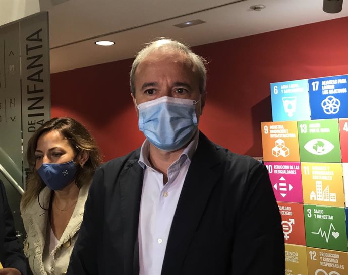 El alcalde de Zaragoza, Jorge Azcón, junto a la consejera municipal de Servicios Públicos y Movilidad, Natalia Chueca