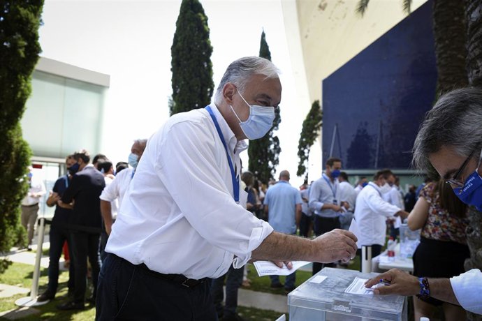 Archivo - El vicepresidente del Grupo Popular Europeo, Esteban González Pons, vota en el XV Congreso regional del Partido Popular de la Comunidad Valenciana en el que ha sido elegido Carlos Mazón  presidente del PP de la Comunidad Valenciana, a 3 de jul
