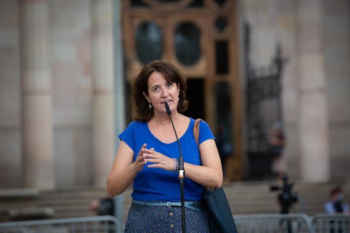 La presidenta de la ANC, Elisenda Paluzie, interviene ante los medios tras acompañar al conseller de Empresa y Trabajo de la Generalitat para declarar por presunta desobediencia, a 15 de septiembre de 2021, en Barcelona, Cataluña, (España). El conseller