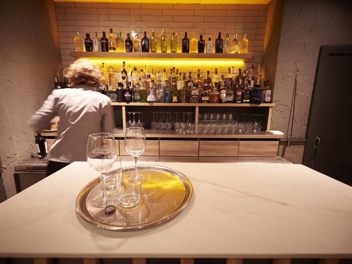 Archivo - Interior un bar en Pamplona.