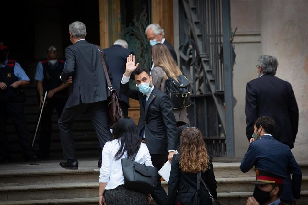 El conseller de Empresa y Trabajo de la Generalitat, Roger Torrent, saluda a su llegada Tribunal Superior de Justicia de Cataluña para declarar por presunta desobediencia, a 15 de septiembre de 2021, en Barcelona, Cataluña, (España). El conseller está c