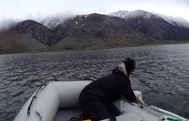 Los investigadores rastrean las aguas superficiales de un lago europeo en busca de contaminación por plástico y fibras.