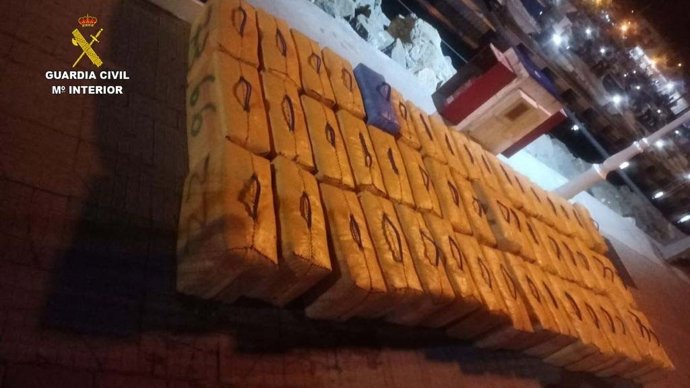 Fardos de hachís intervenidos por la Guardia Civil.