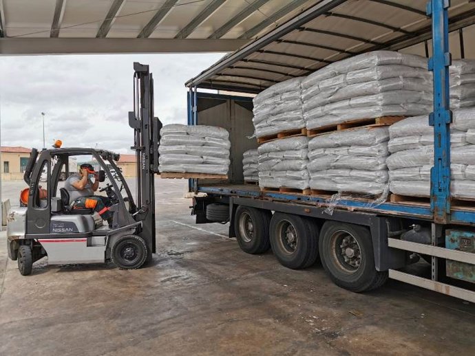 Camión con los 25.000 kilos de pienso para los ganaderos de Ávila.