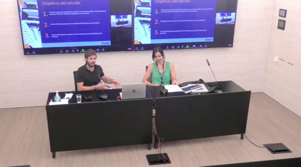 La Doctora Aline Masuda junto al autor del estudio Luciano Strucchi en la rueda de presna de presentación.