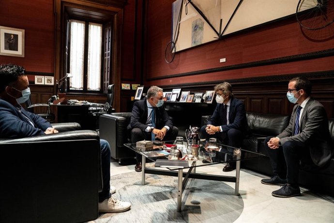 Imagen del encuentro del consejero de la Presidencia, Elías Bendodo, con el consejero de Economía, Hacienda y Administración Digital de Murcia, Luis Alberto Marín.