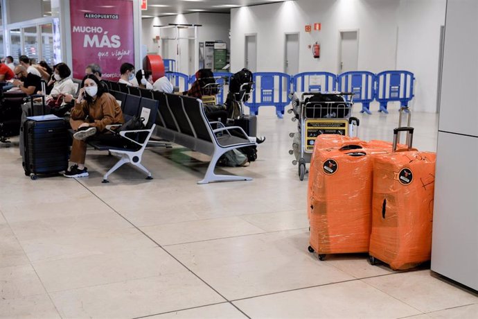 Archivo - Pasajeros esperan en la terminal T1 del Aeropuerto Adolfo Suárez Madrid-Barajas.